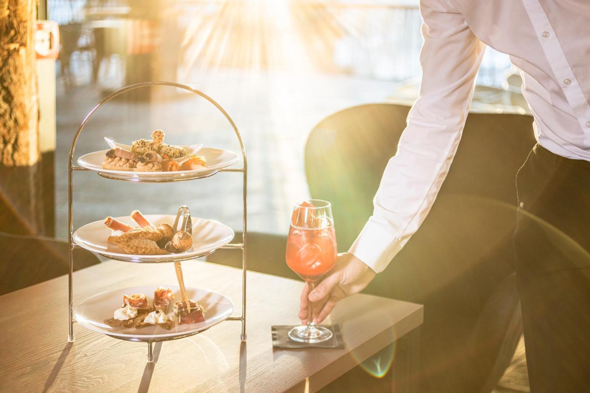 My Arbor - Dolomites Hotell Brixen Exteriör bild A waiter serving a drink